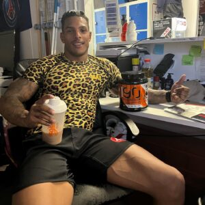 Marvin Tillière Instagram - Récupération optimale avec ma Whey Iso 90 de @starlabsfrance 🔥 
le pot de 900gr 30 SERVINGS a seulement 41€ avec mon code promo LDO10 🥷🏿
Livraison express 48h maxxx 🦇
Ps: le gout cookies c d’la frappe atomique🍪