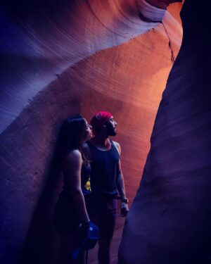Marwan Berreni Instagram - 🌄 - Au bout du tunnel - 🌵
•
•
•
@douniacoesens #endoftheroad #road66 #antelopecanyon #roadtrip #friends