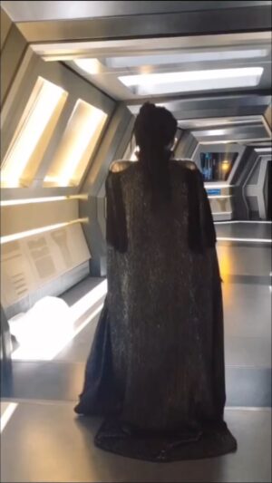 Mary Chieffo Instagram - Star Trek: Discovery celebrated 5 years since its premiere episode yesterday. Being a part of @startrek and Disco specifically has brought an overwhelming abundance of love, so many incredible humans, and a world of inspiration into my life. And also, this video. Which we did, I repeat, in ONE TAKE. 🖤🔥 

#TeamKlingonForever #StarTrekDiscovery #ChancellorLRell #Confident #BTS