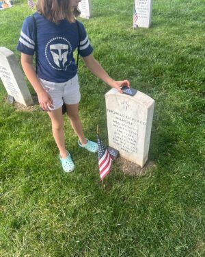 Mary Katharine Ham Instagram - A beautiful, warm morning at Arlington with @travismanionfoundation, friends @jenreeves77 @ehdomenech @jmjabin @tmf_grace! Always a privilege to be with our friends at Section 60 and their families, and all the vets who we were able to meet, thank, and honor and say a prayer for today. #thehonorproject