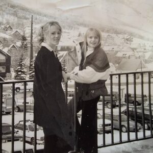 Mary Stuart Masterson Instagram - Found this old snap from Sundance Film Festival 1998 where this sweet 9 year old Evan Rachel Wood made her debut in @timothyhutton 's directorial debut, Digging to China. I played her..."sister" Gwen. What a great time we had with @kevinbacon  and the incomparable @cathy_moriarty and Marion Seldes, may she rest in actor heaven.  And now Sundance is 40!? From working as a resource actor at the filmmakers lab in 1983 to  stumbling into a half empty theater at the festival in 1985, returning to the festival with Digging to China in 1998 and again in 2016 with As You Are, I have always drawn inspiration from the truly visionary, and fine artist, Robert Redford, and the generations of brilliant folx who have populated the Sundance world ever since. Before it was cool, Sundance was steadfast in nurturing truly independent and underrepresented voices and stories. Happy Anniversary, Sundance. Your impact is immense.
 #sundance40th #independentfilm #sundanceinstitute #womeninfilm @sundanceorg @sundancesatter @sundancesatter