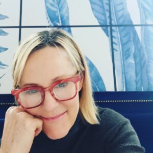 Mary Stuart Masterson Instagram - As we age, the best antigravity anti-jowl must have ???

A laugh and a smile.
#gratitude #presentmoment #smile