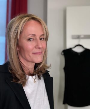 Mary Stuart Masterson Instagram - Can’t tell you where I am or why I am there yet.  Shhhhh! More on that later. But I had the best time getting to work with my beautiful talented friend @jen.donovan of @leshagbeauty.  Hair and make up: Jenn Donovan. #beautyis …