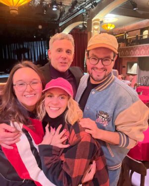 Marylène Gendron Instagram - Quelle grande soirée hier! 
C’était un autre épisode mémorable. 
Merci tellement de venir nous voir en salle, on se sent chanceux à un autre niveau de vivre ça avec vous. 

Merci à nos invités @eric_bernier__ et @leanelabrechedor pour le rasage de cheveux, la croix du mont-royal, la taie d’oreiller, les bulles d’air, la grosse cage et PLUS ENCORE ! 

Notre prochain live vient très vite, c’est le 11 avril 20h au lion d’or, et on vous conseille de prendre les derniers tickets, vous allez regretter d’avoir manqué ça! 

BON VINDREDI!!!!!