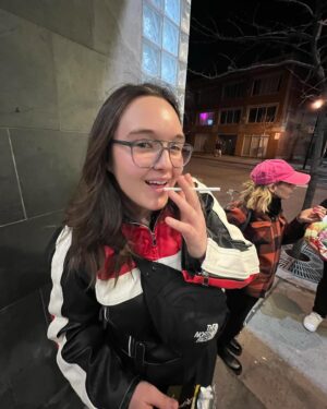 Marylène Gendron Instagram - Quelle grande soirée hier! 
C’était un autre épisode mémorable. 
Merci tellement de venir nous voir en salle, on se sent chanceux à un autre niveau de vivre ça avec vous. 

Merci à nos invités @eric_bernier__ et @leanelabrechedor pour le rasage de cheveux, la croix du mont-royal, la taie d’oreiller, les bulles d’air, la grosse cage et PLUS ENCORE ! 

Notre prochain live vient très vite, c’est le 11 avril 20h au lion d’or, et on vous conseille de prendre les derniers tickets, vous allez regretter d’avoir manqué ça! 

BON VINDREDI!!!!!