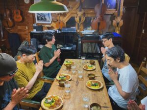 Masafumi Gotoh Instagram - 作業は順調です。潔のカレーも美味しいけれど、プロのカレーは格別。

#uminecocurry #ウミネコカレー