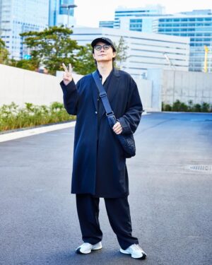 Masaharu Fukuyama Instagram - 福山☆冬の大感謝祭
其の二十一 “LIVE A LIVE”

福山さんの会場入りコーデ👕
🌟チェスターコート
🌟スキッパースウェット
🌟セットアップジャケット＆ワイドパンツ
🌟キルティングショルダーバッグ

細部までこだわったデザイン✨

#福山雅治 #大感謝祭 #福山冬の大感謝祭 #LIVEALIVE #福山屋 #BROS1991