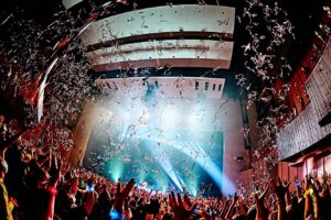 Masaharu Fukuyama Instagram - 最初の声出し解禁ライブが「密会」で良かった。
あの日、あの時、あの渋公でキミに逢えなかったら…。
キミに逢えて良かった。福

#福山雅治
#お前と密会2023
#BROS1991