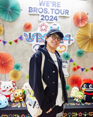 Masaharu Fukuyama Instagram - ⋱ 会場入りの #本日の福山さん📸 ⋰

トートバッグの
【ロゴ/Natural】【総柄/Black】を着用🎶

🌟#福山雅治 produce  #福山屋 アイテム
スポーツキャップ(BLACK)
セットアップ ジャケット
Earth-Life Tシャツ(キリン)
ライトジップアップフーディー（WHITE/BLACK）
ストレッチデニムジャケット(WHITE)
ライトスウェットパンツ(WHITE/BLACK)

#BROS1991
#WBT2024