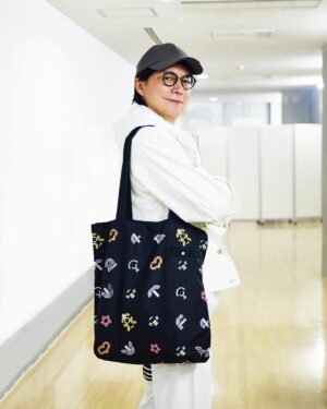 Masaharu Fukuyama Instagram - ⋱ 会場入りの #本日の福山さん📸 ⋰

トートバッグの
【ロゴ/Natural】【総柄/Black】を着用🎶

🌟#福山雅治 produce  #福山屋 アイテム
スポーツキャップ(BLACK)
セットアップ ジャケット
Earth-Life Tシャツ(キリン)
ライトジップアップフーディー（WHITE/BLACK）
ストレッチデニムジャケット(WHITE)
ライトスウェットパンツ(WHITE/BLACK)

#BROS1991
#WBT2024
