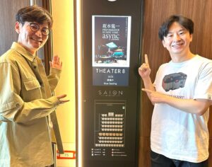 Masayasu Wakabayashi Instagram - “新宿歌舞伎町タワー”に行ってきました。
若林と映画を１０階で観ました。メインラウンジにはソファーもあり、ゆったりとした時間が流れています。（何と飲み物とポップコーンがフリー😆）
で、写真を撮りました。
ラグジュアリーな照明でオシャレすぎて陰になり、立ち位置を変えてもう一枚。
そして鑑賞後、（音響が素晴らしい👍）
エスカレーターで下に降りていったらびっくり。
そこはガチャポンだらけのフロアー！
まるで迷路のようにガチャポンが置かれています。
様々な料理のフードコートのフロアーもあり、いろんな国のお客さんで賑わっていました。
は〜、フロアーごとに全く顔が違う。
雑多とラグジュアリーと多様性、そして微かに匂う新宿の狂気。
ここから新宿を変えてやろうと意思を感じる、
そんな今の新宿歌舞伎町タワーでした。
皆さんは行ったら何をするのかなぁ？

#新宿歌舞伎タワー