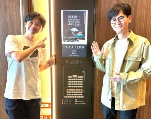 Masayasu Wakabayashi Instagram - “新宿歌舞伎町タワー”に行ってきました。
若林と映画を１０階で観ました。メインラウンジにはソファーもあり、ゆったりとした時間が流れています。（何と飲み物とポップコーンがフリー😆）
で、写真を撮りました。
ラグジュアリーな照明でオシャレすぎて陰になり、立ち位置を変えてもう一枚。
そして鑑賞後、（音響が素晴らしい👍）
エスカレーターで下に降りていったらびっくり。
そこはガチャポンだらけのフロアー！
まるで迷路のようにガチャポンが置かれています。
様々な料理のフードコートのフロアーもあり、いろんな国のお客さんで賑わっていました。
は〜、フロアーごとに全く顔が違う。
雑多とラグジュアリーと多様性、そして微かに匂う新宿の狂気。
ここから新宿を変えてやろうと意思を感じる、
そんな今の新宿歌舞伎町タワーでした。
皆さんは行ったら何をするのかなぁ？

#新宿歌舞伎タワー