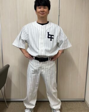 Masayasu Wakabayashi Instagram - 何に使うわけではないけど
スタイリストの福田さんに作ってもらった
クラシック風LTユニフォーム
イメージ以上の仕上がりで
私は今日一日とてもご機嫌でした

#背番号何番にしようかなでもクラシックユニフォームって背番号ないのがカッコいいんだよな

#オードリーのオールナイトニッポンin東京ドーム まであと187日