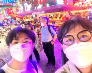 Masayasu Wakabayashi Instagram - “新宿歌舞伎町タワー”に行ってきました。
若林と映画を１０階で観ました。メインラウンジにはソファーもあり、ゆったりとした時間が流れています。（何と飲み物とポップコーンがフリー😆）
で、写真を撮りました。
ラグジュアリーな照明でオシャレすぎて陰になり、立ち位置を変えてもう一枚。
そして鑑賞後、（音響が素晴らしい👍）
エスカレーターで下に降りていったらびっくり。
そこはガチャポンだらけのフロアー！
まるで迷路のようにガチャポンが置かれています。
様々な料理のフードコートのフロアーもあり、いろんな国のお客さんで賑わっていました。
は〜、フロアーごとに全く顔が違う。
雑多とラグジュアリーと多様性、そして微かに匂う新宿の狂気。
ここから新宿を変えてやろうと意思を感じる、
そんな今の新宿歌舞伎町タワーでした。
皆さんは行ったら何をするのかなぁ？

#新宿歌舞伎タワー