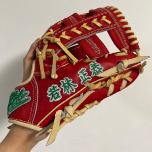 Masayasu Wakabayashi Instagram - 嬉しい
私は夏前から空き時間に野球用品店のグローブコーナーを眺めるのがひとつの癒しになっていました
いくつかの内野手用のグローブが購入候補にあがりながら運命の出会いはまだやってきませんでした
たまにバッティングセンターの隣の草野球場の試合を見ては内野手がゴロを処理する姿を羨望の眼差しで見つめていました
セカンドゴロを処理したいなというのが大きな欲求で
私はあまり趣味の欲求に出会わない人間なので
そういう気持ちが湧いてくることが嬉しかったです
そして今日こんな素敵なグローブをプレンゼントしてもらって私は記憶の奥底に沈んでいたはじめてグローブを買ってもらった日が蘇りました
私は今日このグローブと共に眠ります
最近はグラブと呼ぶらしくグローブと呼ぶのは古い人らしいです
古い人と言われたら怯むと思わないで欲しいです
私が今日いただいたのはグローブです
誰か私にゴロをノックしてください
草野球より楽しいことはこの世にありません
3枚目拝むなサトミツ

#オードリーのオールナイトニッポンin東京ドーム