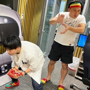 Masayasu Wakabayashi Instagram - 嬉しい
私は夏前から空き時間に野球用品店のグローブコーナーを眺めるのがひとつの癒しになっていました
いくつかの内野手用のグローブが購入候補にあがりながら運命の出会いはまだやってきませんでした
たまにバッティングセンターの隣の草野球場の試合を見ては内野手がゴロを処理する姿を羨望の眼差しで見つめていました
セカンドゴロを処理したいなというのが大きな欲求で
私はあまり趣味の欲求に出会わない人間なので
そういう気持ちが湧いてくることが嬉しかったです
そして今日こんな素敵なグローブをプレンゼントしてもらって私は記憶の奥底に沈んでいたはじめてグローブを買ってもらった日が蘇りました
私は今日このグローブと共に眠ります
最近はグラブと呼ぶらしくグローブと呼ぶのは古い人らしいです
古い人と言われたら怯むと思わないで欲しいです
私が今日いただいたのはグローブです
誰か私にゴロをノックしてください
草野球より楽しいことはこの世にありません
3枚目拝むなサトミツ

#オードリーのオールナイトニッポンin東京ドーム