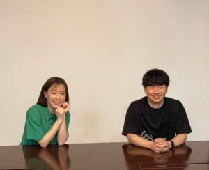 Masayasu Wakabayashi Instagram - 8月1日発売の卓球王国9月号別冊「KASUMI」で私石川佳純さんと対談させていただきました
金言の連続で今も胸に残っている言葉がたくさんあります
一枚目の写真は緊張を隠してリラックスしてる風を装うも組んでる手に最大の握力がかかっている状態です
是非読んでください