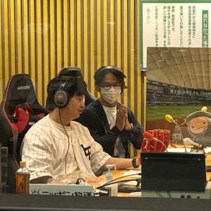 Masayasu Wakabayashi Instagram - 嬉しい
私は夏前から空き時間に野球用品店のグローブコーナーを眺めるのがひとつの癒しになっていました
いくつかの内野手用のグローブが購入候補にあがりながら運命の出会いはまだやってきませんでした
たまにバッティングセンターの隣の草野球場の試合を見ては内野手がゴロを処理する姿を羨望の眼差しで見つめていました
セカンドゴロを処理したいなというのが大きな欲求で
私はあまり趣味の欲求に出会わない人間なので
そういう気持ちが湧いてくることが嬉しかったです
そして今日こんな素敵なグローブをプレンゼントしてもらって私は記憶の奥底に沈んでいたはじめてグローブを買ってもらった日が蘇りました
私は今日このグローブと共に眠ります
最近はグラブと呼ぶらしくグローブと呼ぶのは古い人らしいです
古い人と言われたら怯むと思わないで欲しいです
私が今日いただいたのはグローブです
誰か私にゴロをノックしてください
草野球より楽しいことはこの世にありません
3枚目拝むなサトミツ

#オードリーのオールナイトニッポンin東京ドーム