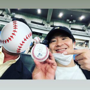 Masayasu Wakabayashi Instagram - 9回裏湯浅選手が投げたボールをブリンソン選手がバントしてファールになったボール

同業者じゃないから一応⚾️当てときます
朝5時起きで自分磨きする見上げた男です

野球観ながら焼きそば食べて同級生と話せて阪神も勝って最高の一日だったなぁ

東京ドームライブまであと310日