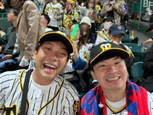Masayasu Wakabayashi Instagram - 2023日本シリーズ第5戦
専属解説のティモンディ前田くんと
人生初甲子園で勝利する阪神を観ることができました
嬉しい
本当に嬉しい
バモスでトゥースな夜でした