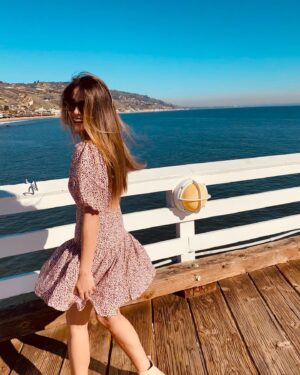 Masey McLain Instagram - “Puffed sleeves are so fashionable now. It would give me such a thrill just to wear a dress with puffed sleeves." ☺️👒 

Name that movie! 🍿😜