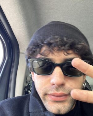 Massimiliano Caiazzo Instagram - Ciao sono massi e la mia vita oscilla tra jingle e self tape con qualche parentesi di acqua salata
