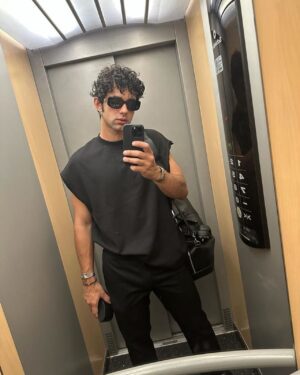 Massimiliano Caiazzo Instagram - Oggi si è tenuta  la conferenza stampa per Mare Fuori 4, ero emozionato, sono emozionato .

Mare Fuori torna su @raiplay_official il 1 febbraio e dal 14 febbraio su @instarai2 e io tremo, ma non vedo l’ora 
🌊❤️

@picomedia.official 
@do_cinema @danieleorazii 
@wordsforyou_pr @giuliatrippa 

#marefuori #marefuori4