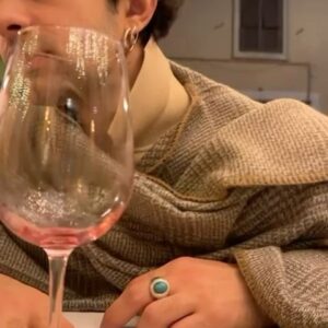 Massimiliano Caiazzo Instagram - Ciao sono massi e la mia vita oscilla tra jingle e self tape con qualche parentesi di acqua salata