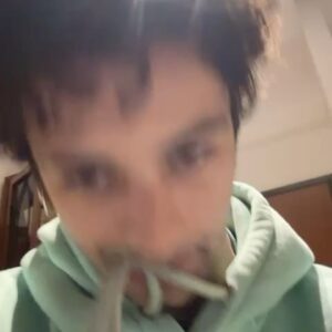 Massimiliano Caiazzo Instagram - Ciao sono massi e la mia vita oscilla tra jingle e self tape con qualche parentesi di acqua salata