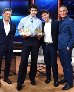 Massimiliano Caiazzo Instagram - Ciak d’oro miglior attore e miglior serie !!
Il mio più grande  grazie va a voi che avete votato e ai miei compagni di viaggio 
non avete smesso mai di dare amore a questo progetto e a questi personaggi 

Ci vediamo domenica su @skytg24 

Grazie grazie grazie 
Vostro Massi ✨❤️

@ciakmag 
@daninseries 
@picomedia.official 
@do_cinema 
@beatriceanna_ 

Stylist: @gloriaripamonti 
@fendi