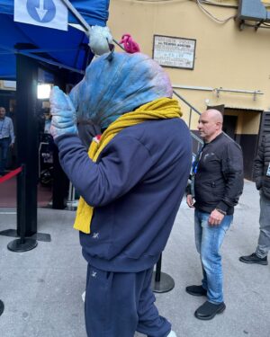 Massimiliano Caiazzo Instagram - Sanremo, gli specchi, gli amici, gli alieni e i piani sequenza  senza senso.