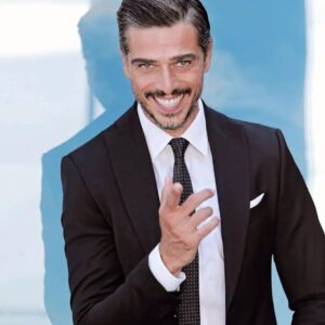 Massimiliano Varrese Instagram - "...Non è facile, anche se si pensa che dovrebbe esserlo, ma nella realtà dei fatti è sempre difficoltoso acquisire la consapevolezza interiore di dover affrontare un nuovo percorso, è sempre difficile riuscire a capire che qualcosa in noi non va e che l'unico modo per sistemare le cose è mettere in dubbio la propria intera vita. Quando si inizia a scoprire il famoso Vaso di Pandora, l'opera di pulizia interiore diventa lunga, le nostre percezioni salgono e spesso risuonano ciò che dell'ambiente circostante non ci appartiene più, questo può buttare giù, per via della paura ricadere nei vecchi schemi. Si può attraversare un periodo di frustrazione, ma fa parte della crescita, ci permette di capire che c'è ancora molto da imparare... Più ci si eleva, più le responsabilità verso gli altri aumentano; diventa sempre più impegnativo reggere il peso della sincerità d'animo.

Si arriva a un punto in cui non si può più fingere  con noi stessi, né con gli altri. La verità bussa evitabilmente alla porta, pronta a metterti in discussione. Non puoi più mentire.

Non vi è più libertà che nell'essere se stessi, sempre.

Non vi è più libertà che nel dire a chiunque cosa si sente e perché lo si sente. Sì, ci vuole un grande coraggio. Lo stesso coraggio che ogni volta un guerriero deve trovare per puntare verso un nuovo orizzonte, perché anche solo un passo può fare la differenza."

tratto dal romanzo "IL MIO GURU SGANGHERATO" di Massimiliano Varrese

#massimilianovarrese #artistapoliedrico #attore #cantante #ballerino #autore #regista #artimarziali #scrittore #trainingolisticototale #ilmiogurusgangherato #nientedadividere #silenzio #crescitapersonale #crescitainteriore #crescitaspirituale #rudolfsteiner #goetheanum #concorrente #grandefratello #gf #grandefratellovip #gfvip #canale5 #mediaset #staffsgangherato @massimilianovarrese_fanclub
@carmen_d_elena