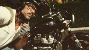 Massimiliano Varrese Instagram - 🎥 DOMANI INIZIA UNA NUOVA AVVENTURA 

Torno sul set ancora una volta da Regista.🎬

Ci sto prendendo gusto con il tempo e visti i precedenti risultati.

Mi è sempre piaciuto evolvere come artista. Chissà che non diventi una abitudine...

Con me ci sarà lei!

Chi mi conosce bene sa quanto amo le moto dal gusto vintage ma con tocco moderno. E quante ne ho avute.

Sono così felice che la compagna di viaggio di Massa sia propria una Royal Enfield.

Ve la svelerò pian piano in backstage e con qualche foto artistica dal set.

Domani inizia l'avventura

🎬 L'ESTATE È GIÀ FINITA ( avete letto il Romanzo? )
versione short movie per poi...

I protagonisti? Meravigliosi. Tra cui una amica collega dai tempi di Grandi Domani. 

Lui in foto è Massa da grande e lei la Super Meteor 650 che lo riporterà indietro nel tempo, verso i 90's.

Venite con me in questo viaggio?
.
.
Grazie di cuore  @royalenfield_italia
@royal_enfield_roma_nord
@cafetwin 

Si parte!!!

@ass.cult.visualcam
@ariannafiandrini 
@magrella82 
@philmsvideo 

#roylenfield #classic350 #supermeteor650 #motovintage #caferacergram #gentlemanride #caferacer #modernclassic #vintagemotorcycles #motorvibes #filmphoto #regia #shortmovie #lestateègiafinita