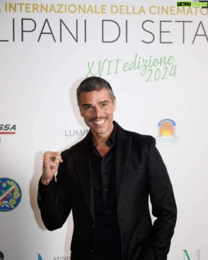 Massimiliano Varrese Instagram - FESTIVAL TULIPANI DI SETA NERA 
🌷 Premio Testimonial 🌷 

Ricevere un Premio così importante come testimonial per i valori etici, umani e sociali portati nel mondo con la mia arte a 360 gradi è onorevole per me. 

Per tutto ciò che ho cercato di fare in questi quasi 30 anni di carriera sudata e difesa coi denti… 

e voi miei amati Fan lo sapete!

La menzione era così bella che avrei voluto fotografare il foglio della scaletta, letto dal grande @claudioguerriniofficial per metterla nella mia collezione dei premi che ho a casa.

L’emozione era così grande dopo questi mesi però……… che ho dimenticato di farlo!

Ho cantato e ballato con le mie girlz, il SINGOLO NUOVO Estivo in anteprima davanti ad un pubblico colto e attento, fatto di grandi colleghi e produttori di alto livello, e vederli danzare e copiare i passi al primo ritornello è stato davvero ECCITANTE! 

Grazie di cuore in primis alla mia grande  @carmendelena 💕

@tommasomartinelli1980 per avermi voluto e per la sua sensibilità artistica e umana🙏

@patriziadesantis.actingcoach ☀️
.
.
Grazie @josebalabel e @giannitesta per produrre come desidero la mia musica che Spacca! 🙌

Alle dance girlz @michevitrano @_quintils_ 

@melissaramisolangeramirez @dariolupinacci per aver capito subito la mia pazza visione della Coreo che ho montanto con loro in due ore di tempo!

“ IL SOGNATORE DEVE ESSERE PIÙ FORTE DEL SOGNO! “

MAX
Osu! 🥋

SPACCHIAMO? Dajeeee