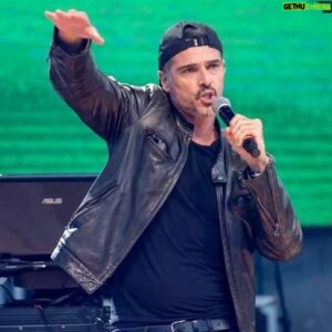 Massimiliano Varrese Instagram - MASSIMILIANO VARRESE LIVE 🎤
IN SVIZZERA 🇨🇭 CON "FAI  CLAP CLAP" 🎵

ITALIAN MUSIC FESTIVAL🇮🇹 @italian_music_festival_rj
Rapperswil - Jona (St. Gallen) 🇨🇭

📷 Photo by: @nucciomastrogiacomo 
@italoblogger 

Riprese Video: @unoitaliatv

𝙁𝙖𝙞 𝘾𝙇𝘼𝙋 𝘾𝙇𝘼𝙋...𝙚 𝙖𝙫𝙧𝙖𝙞 𝙡𝙖 𝙫𝙚𝙧𝙞𝙩𝙖̀🎵

#massimilianovarrese #artistapoliedrico #attore #cantante #ballerino #gaiclapclap #svizzera #live #world  #nientedavididere #ilmiogurusghangherato #grageagency
@massimilianovarrese @italian_music_festival_rj  @grageagency @ginaazzato @unoitaliatv @joseba_label @sonotikalivemusic