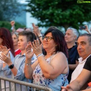 Massimiliano Varrese Instagram - MASSIMILIANO VARRESE LIVE 🎤
IN SVIZZERA 🇨🇭 CON "FAI  CLAP CLAP" 🎵

ITALIAN MUSIC FESTIVAL🇮🇹 @italian_music_festival_rj
Rapperswil - Jona (St. Gallen) 🇨🇭

📷 Photo by: @nucciomastrogiacomo 
@italoblogger 

Riprese Video: @unoitaliatv

𝙁𝙖𝙞 𝘾𝙇𝘼𝙋 𝘾𝙇𝘼𝙋...𝙚 𝙖𝙫𝙧𝙖𝙞 𝙡𝙖 𝙫𝙚𝙧𝙞𝙩𝙖̀🎵

#massimilianovarrese #artistapoliedrico #attore #cantante #ballerino #gaiclapclap #svizzera #live #world  #nientedavididere #ilmiogurusghangherato #grageagency
@massimilianovarrese @italian_music_festival_rj  @grageagency @ginaazzato @unoitaliatv @joseba_label @sonotikalivemusic