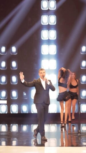 Massimiliano Varrese Instagram - 🇮🇹Con gratitudine e gentilezza sono stato accolto dal popolo Albanese. Portando la mia arte e lasciandomi cullare dalla loro professionalità e gioia di vivere. 

È stato un grande Show!

Grazie di cuore ALBANIA 🇦🇱🙏

Grazie anche alla stampa albanese che ha scritto cose molto belle su di me🙏
.
Grazie di cuore a @topchannelalbania e a tutti gli autori, al bravissimo e simpaticissimo presentatore @edmanushi, alla super @lorinamixha ☀️♥️
 
Grazie per la bellissima intervista di @doci.erjola 🌻
——————
🇦🇱🇦🇱Me mirënjohje dhe dashamirësi u prita nga populli shqiptar. Duke sjellë artin tim dhe duke e lënë veten të përgjum nga profesionalizmi i tyre dhe gëzimi i të jetuarit. 

Ishte një Shfaqje e mrekullueshme!

Faleminderit shumë SHQIPËRI je e mrekullueshme 🇦🇱🙏

Faleminderit edhe shtypit shqiptar që ka shkruar gjëra shumë të bukura për mua🙏
.
Falenderime nga zemra per @topchannelalbania dhe te gjithe autoret, prezantuesen shume te mire dhe shume te bukur @edmanushi, super @lorinamixha ☀️♥️
 
Faleminderit @doci.erjola 🌻 për intervistën e mrekullueshme!

Faleminderit @edivata105 for the video 👍