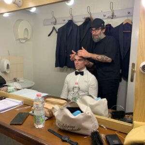 Massimiliano Varrese Instagram - 𝙁𝘼𝘽𝙍𝙄𝙌𝙐𝙀 𝘿𝙐 𝘾𝙄𝙉𝙀𝙈𝘼 𝘼𝙒𝘼𝙍𝘿𝙎 𝟮𝟬𝟮𝟮
𝙱𝙰𝙲𝙺 𝚂𝚃𝙰𝙶𝙴, 𝙵𝚁𝙰𝙼𝙴𝚂 e 𝙿𝙴𝙽𝚂𝙸𝙴𝚁𝙸 𝙱𝙴𝙻𝙻𝙸.
.
Salire su quel palco da solo poteva essere davvero spaventoso. 

Rai, Amazon, Produttori cinematografici, Registi, Colleghi attori e attrici, giornalisti e tutto quello che potete immaginare. 

Sapete una cosa? 

Mi sono sentito davvero Accolto e Sostenuto con dei gesti di attenzione che mi hanno commosso, confermandomi che siamo sempre noi a decidere chi e come scegliamo di fare il "viaggio".

In questa che posso chiamare Terza fase di Carriera, mi stanno accadendo cose davvero sorprendenti. 

Sono partito anni e anni fa che ero il giovane Talento. 

Oggi mi sento un Artista e soprattutto un Uomo Consapevole di sé e della sua arte.

Un ingrediente fondamentale che non voglio dimenticare: 

la Gratitudine che non fa passare mai nulla per scontato e dovuto.

☀️Grazie di cuore a tutti! Nessuno escluso!☀️

@fabriqueducinema @tommaso_agnese
@3lena.mazzocchi @beatrissans @stefaniasciortino @adrianococciarelli @patriziadesantis.actingcoach @agenziapatriziadesantis @nardesmedia_marco_nardi @salaumberto

È stato un Evento di Grande Successo e i feedback di alcuni colleghi di alto spessore è stato per me commovente e inaspettato 🙏

P.S.
nell'ultima foto sono proprio un gran figo 
🤣 SAPEVATELO 🤣

#fabriqueducinema #movie #cinema #fabriqueawards #attoriitaliani #massimilianovarrese #talents #conduzione #premidelcinema