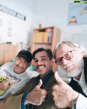 Massimiliano Varrese Instagram - UN MAMMA ALL'IMPROVVISO 🎬

Si torna su Mediaset Canale 5 con una Partecipazione Speciale che mi rivede dopo solo 20 anni sul set con una sorellina matta vera bella @giuliabevi dai tempi di Grandi Domani. 

Ho ritrovato amici e mi sono divertito proprio in questo ruolo un po' diverso dal solito per me!

Grazie a tutti!

AO STASERA INCOLLATI!

Canale 5!

@sunshineproduction.social 
@frustacib 

@giuliabevi 
@ranieromonacodilapio 
@simonecorrente75 
@barbara_bovoli 
@dazzicecilia 
@alice_maselli_ 
@dino.abbrescia
@elenacucci

@agenziapatriziadesantis
@patriziadesantis.actingcoach 
@nardesmedia_marco_nardi 
@fiction_mediaset 
@canale5_fanpage_
 
Regia
Super @claudio232323

Casting by
@rabbolinistefano
@ste_rabbo