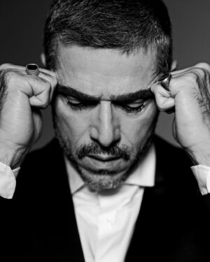 Massimiliano Varrese Instagram - WHO I AM
.
C’è qualcosa ancora che possa dare?
C’è qualcosa ancora che possa fare?

È giusto tutto questo?
È giusta la direzione?

È giusto combattere, ma è anche giusto fermarsi, riflettere, porsi domande anche le più assurde, le più strane. 

Non mi interessa cosa pensino gli altri.
Non mi interessa compiacere, né piacere sempre. 

Non mi interessa essere nei canoni.
Non mi interessa essere omologato. 

Mi interessa vivere per come sono. 
Mi interessa la semplicità. 
Poche chiacchiere. Troppe parole. 

So chi sono e a volte non lo so, o forse mi fa comodo per mettermi in dubbio. Dubbio che aziona la mia ricerca interiore. 

Quante parole, quante lingue sibilanti... 
Quanto amore invece nella natura. 

Voglio essere chi Sono.
Voglio continuare a essere IO. 

Non mi interessa più dare spiegazioni a chi pensa solo a sé. 

Solo io so Chi sono, come sono e cosa porto dentro. 

Sono in fermo-pausa. 
Ma dentro c’è un fermento che conosco troppo bene.

Sto per irrompere in nuovo livello di esistenza. Quando tutto sembra statico ma il silenzio è pregno di respiro è qui che inizia la nuova via…

Una sola domanda su tutte devi porti:
“ CHI SONO IO!? “
Chiedilo e le risposte giungono dirette dall’alto!

Vi fate mai questa domanda? 
MAX 🌻

“ …intendo dire la vita è così com’è, è già scritta o siamo noi che ce la scriviamo e non lo sappiamo?… “

“ … e se invece lo sapessimo mio caro vecchio Massa?… Se invece lo sapessimo?… “

Vi amo!

Ph by @giuseppebrancatoph