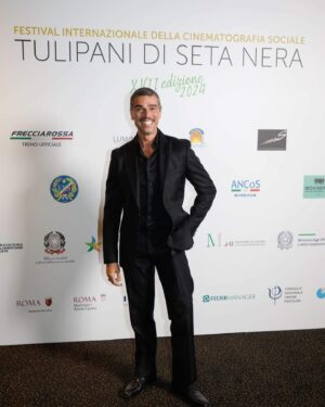 Massimiliano Varrese Instagram - FESTIVAL TULIPANI DI SETA NERA 
🌷 Premio Testimonial 🌷 

Ricevere un Premio così importante come testimonial per i valori etici, umani e sociali portati nel mondo con la mia arte a 360 gradi è onorevole per me. 

Per tutto ciò che ho cercato di fare in questi quasi 30 anni di carriera sudata e difesa coi denti… 

e voi miei amati Fan lo sapete!

La menzione era così bella che avrei voluto fotografare il foglio della scaletta, letto dal grande @claudioguerriniofficial per metterla nella mia collezione dei premi che ho a casa.

L’emozione era così grande dopo questi mesi però……… che ho dimenticato di farlo!

Ho cantato e ballato con le mie girlz, il SINGOLO NUOVO Estivo in anteprima davanti ad un pubblico colto e attento, fatto di grandi colleghi e produttori di alto livello, e vederli danzare e copiare i passi al primo ritornello è stato davvero ECCITANTE! 

Grazie di cuore in primis alla mia grande  @carmendelena 💕

@tommasomartinelli1980 per avermi voluto e per la sua sensibilità artistica e umana🙏

@patriziadesantis.actingcoach ☀️
.
.
Grazie @josebalabel e @giannitesta per produrre come desidero la mia musica che Spacca! 🙌

Alle dance girlz @michevitrano @_quintils_ 

@melissaramisolangeramirez @dariolupinacci per aver capito subito la mia pazza visione della Coreo che ho montanto con loro in due ore di tempo!

“ IL SOGNATORE DEVE ESSERE PIÙ FORTE DEL SOGNO! “

MAX
Osu! 🥋

SPACCHIAMO? Dajeeee