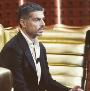 Massimiliano Varrese Instagram - "...Se io guardo è perché guardo e se guardo è per capire l’anima di chi ho di fronte, connettermi e sentire. 
Nella vita ho imparato a non giudicare ma a comprendere, accogliere L’altro, perché non si sa mai cosa l’altro stia vivendo o cosa abbia vissuto. Ogni forma di intolleranza è basata sulla paura e sull’insofferenza interiore. Dobbiamo cercare di guardare oltre, oltre se stessi! 
E quando guardo così, non sono cattivo ma sto solo guardando oltre di me, focalizzando..." M.V.

#massimilianovarrese #artista #attore #cantante #ballerino #autore #regista #artimarziali #scrittore #trainingolisticototale #ilmiogurusgangherato #crescitapersonale #crescitainteriore #crescitaspirituale #steiner #goetheanum  #concorrente #grandefratello #gf #grandefratellovip #gfvip #canale5 #mediaset  #staffsgangherato