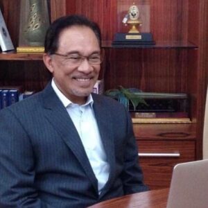 Mat Luthfi Instagram - Ikan-ikan dalam tasik rumah aku mati dan aku rasa salah Anwar Ibrahim.

Aku tau ramai yang salahkan Anwar Ibrahim untuk semua benda malang dalam hidup depa (anak malas salah Anwar, traffic light rosak salah Anwar, terpijak Lego salah Anwar) but let me assure you this is not one of those emotional cases, this is scientific.

Hear me out because I have thought this through.

Selepas tersangat banyak ikan mati, management kawasan ini telah ambil sample air dan buat kajian.

Depa dapati air tasik telah menjadi terlebih alkali.

Terlebih alkali sebab pH naik.

PH naik sebab Anwar.