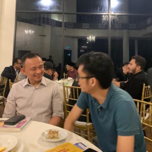 Mat Luthfi Instagram - Ada beberapa kali saya menghadiri sesi media bersama Dr. Maszlee. Kebanyakan pengamal media bertanyakan soalan seputar isu polisi, Dong Zong dan tulisan Jawi.

Sejak sesi pertama hinggalah sesi yang terakhir tempoh hari, saya hanya bertanyakan satu soalan yang sama kepada Dr. Maszlee, “Dr. tidur berapa jam semalam?” “Cukup,” beliau menjawab pendek, barangkali sependek masa rehatnya.

Perkenalan kami berdua bermula sebelum kementerian lagi kerana sering ditemukan hobi yang sama - berpeleseran di forum-forum akademik dan acara-acara aktivisme.

Dahulu apabila berjumpa dengan anak-anak yatim dan gelandangan, Dr. mengingatkan mereka agar berani bermimpi dan jangan sekali takut untuk bercita-cita (satu perkara yang hampir mustahil untuk diungkapkan oleh seorang pesimis seperti saya). Jadi apabila saya mendapat berita beliau akan mengundurkan diri tempoh hari, saya tersenyum sendiri.

Tidurlah Dr., bukan anak-anak sahaja yang perlu bermimpi.