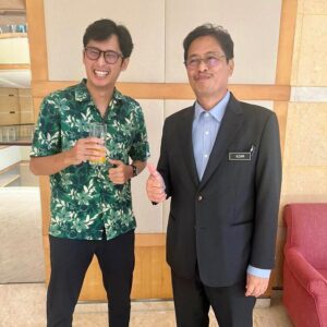 Mat Luthfi Instagram - “Kenapa you bawak air?”

“Sebab air, minuman. Kalau bawak makanan takut jadi suapan.” 😆