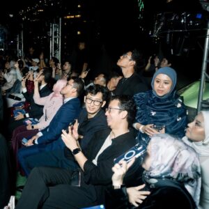 Mat Luthfi Instagram - I would’ve used green screen instead and use the money to hire Bossku to parachute from the top of KL Tower, wearing BB Baju Melayu while shouting BBB - Baru Bulan Bintanggg! 🪂🌜⭐️