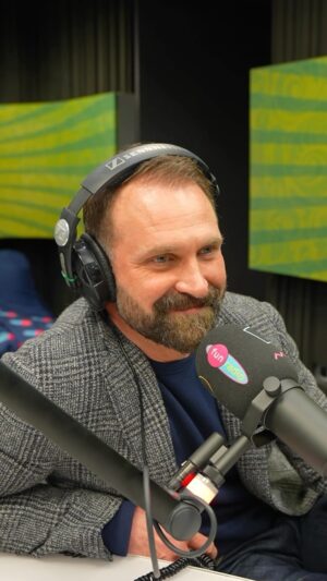 Matej Cifra Instagram - U Adely a Sajfu bude herec Tomáš Maštalír 🤩 Počúvaj zajtra od 17:00 a potom zájdi do kina, kde je aktuálne nový film Petra Bebjaka “Smršť”, v ktorom hrá Tomáš hlavnú úlohu 🔥

#jasomfunradio #adelaasajfa