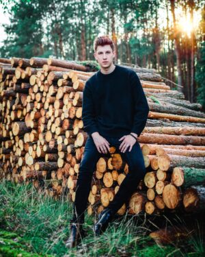 Mateusz Ciawłowski Instagram - kocham i nienawidzę jednocześnie 🕯️ cover #daylight już na kanale, zapraszam! 

dużo pracy i serduszka w to włożyliśmy, mam nadzieję, że się spodoba 🖤