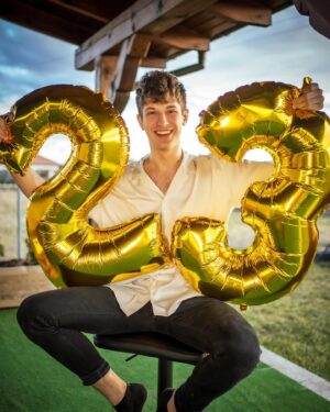 Mateusz Ciawłowski Instagram - ale to leci 🍾 #23 

w tym roku z okazji urodzin chciałbym wręczyć Wam mój 4. singiel „ZATRZYMAM CZAS” wraz z teledyskiem - dostępny już wszędzie, słuchajcie i dajcie znać jak się podoba ⏳ 

Dziękuję za wszystkie życzenia, jestem mega szczęśliwy i obiecuję, że zawsze postaram się być lepszą wersją siebie ❤️🎂 

#zatrzymamczas #birthday