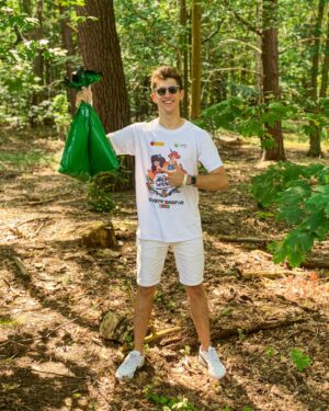Mateusz Ciawłowski Instagram - W weekend zagrałem koncert na plaży w Świnoujściu, który był jednocześnie moim wsparciem akcji „Czysty Bałtyk” 🌊🏖️

Wysprzątaliśmy plaże i nadmorskie lasy, pokazując w ten sposób nasze zaangażowanie do sprzątania świata. Chcemy dzielić się z Wami dobrymi praktykami ekologii i razem zmieniać naszą planetę na lepsze 💙

Cieszę się, że mogłem wziąć udział w kolejnej edycji super akcji 🌍 @stowarzyszenie_czystapolska 

#miejmywpływ 
[reklama]